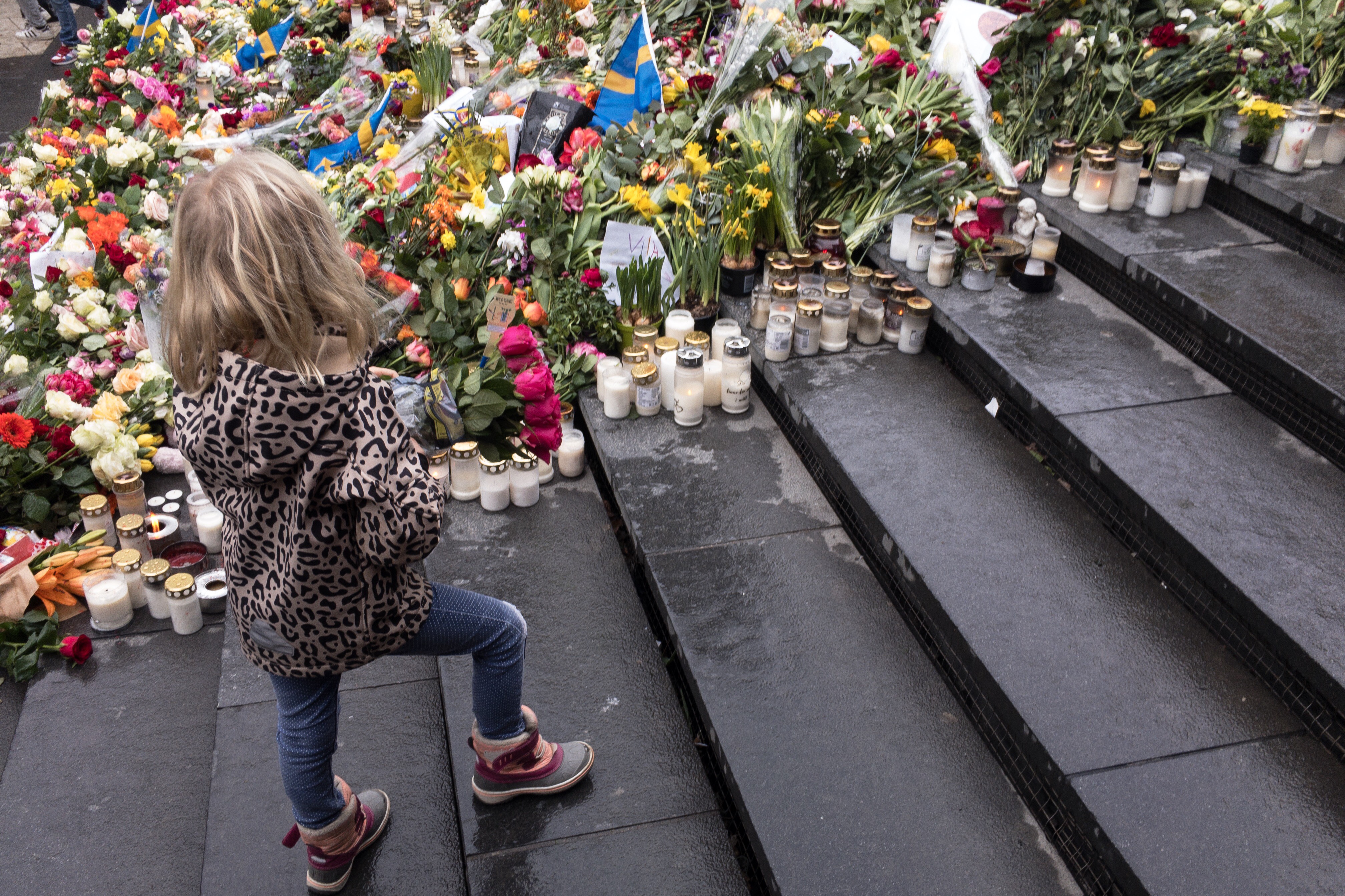 Människor hade också samlats på Sergels torg. Människor hade också samlats på Sergels torg.