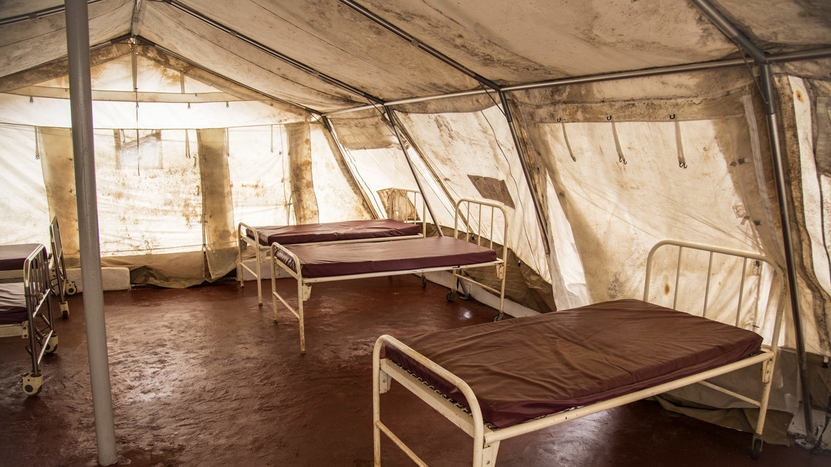 Sjukhussängar på ett center för insjuknade i Freetown, Sierra Leone.