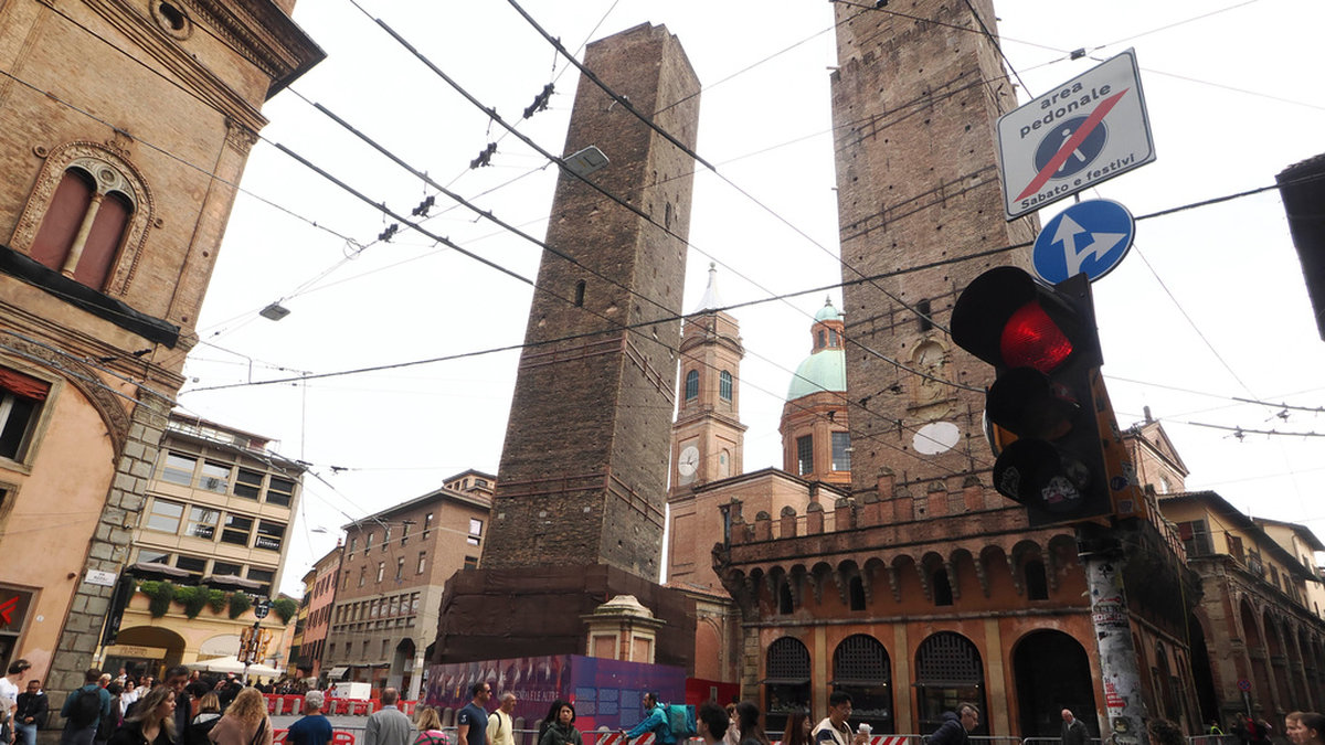 Bologna har spärrat av det medeltida tornet Garisenda.