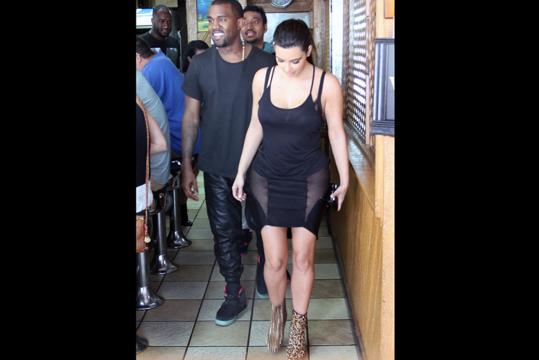 Kim Kardashian brukar oftast vara enormt vacker. Men inte när hon tar på sig en klänning där det ser ut som fickorna är gjorda av hud. 