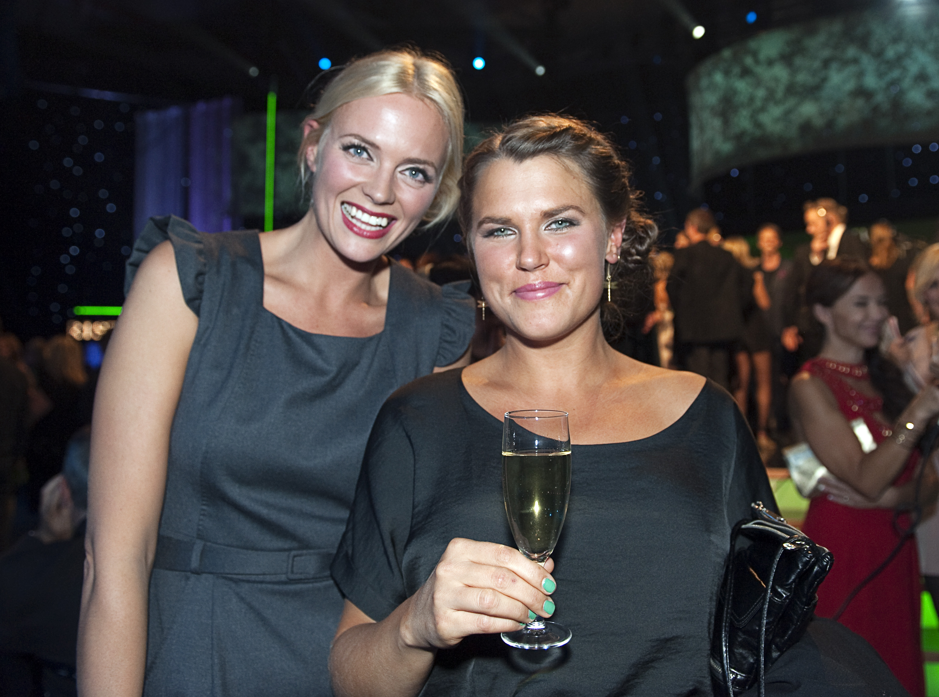 Mia Skäringer och Josefin Bornebusch från Solsidan tog emot Kristallerna för årets program och årets humorprogram