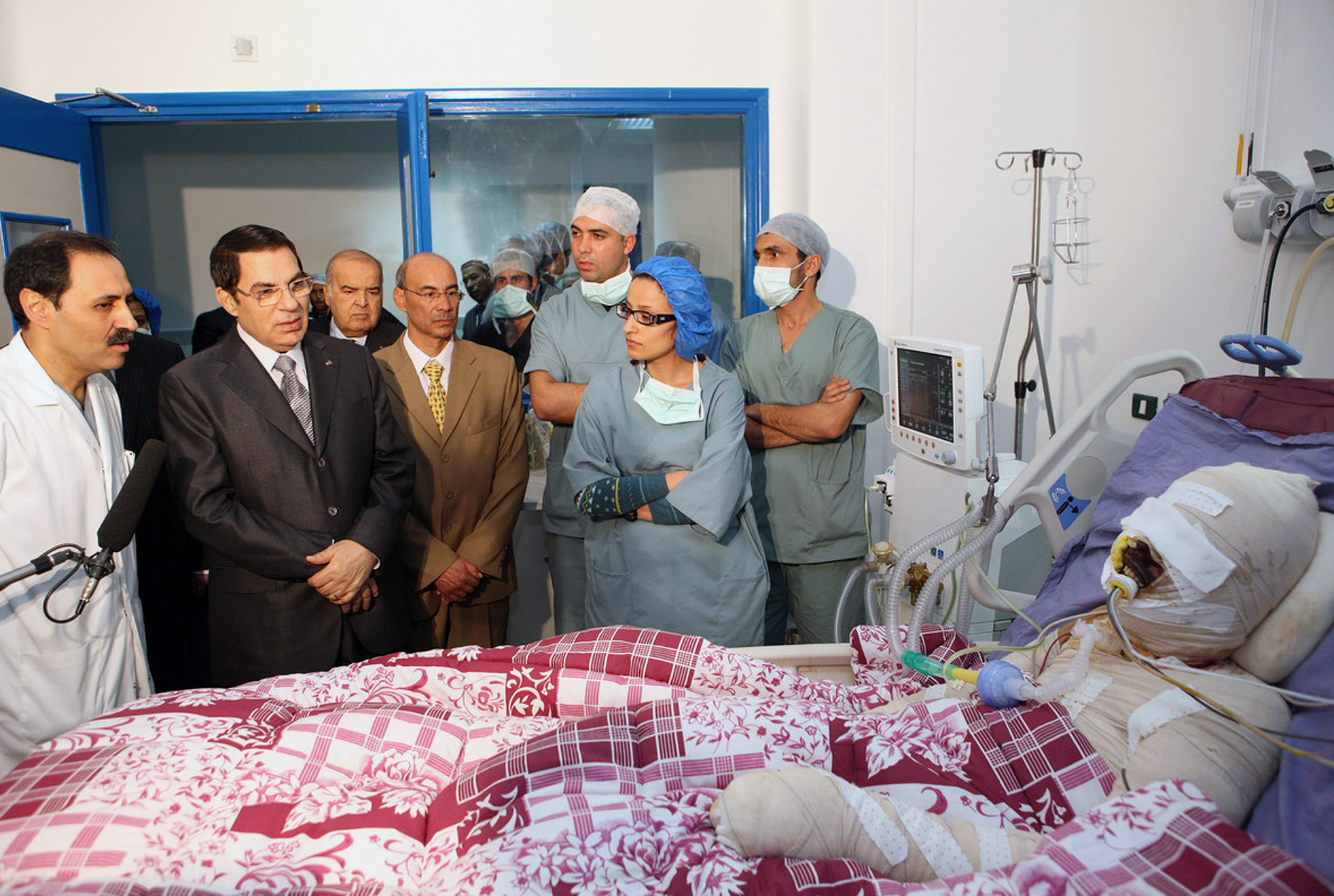 18 december 2010 satte en arbetslös akademiker, Mohammed Bouazizi, eld på sig själv efter det att polisen beslagtagit hans grönsaksvagn. Efter detta pågick massdemonstrationer i Tunisien. 18 december 2010 satte en arbetslös akademiker, Mohammed Bouazizi, eld på sig själv efter det att polisen beslagtagit hans grönsaksvagn. Efter detta pågick massdemonstrationer i Tunisien.