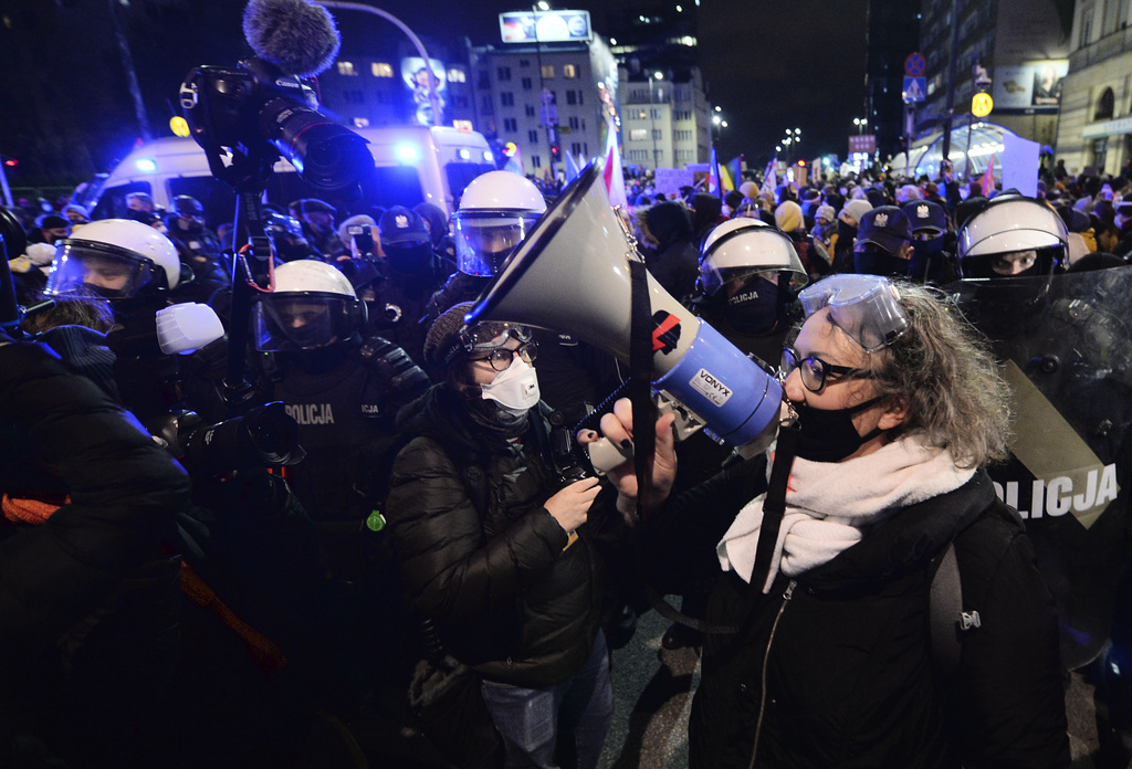 Aktivisten och juristen Marta Lempart under en demonstration i Warszawa i januari 2021, efter det att landets skärpta abortlagar drivits igenom. Lempart har åtalats för flera olika brott för sitt deltagande i protesterna.