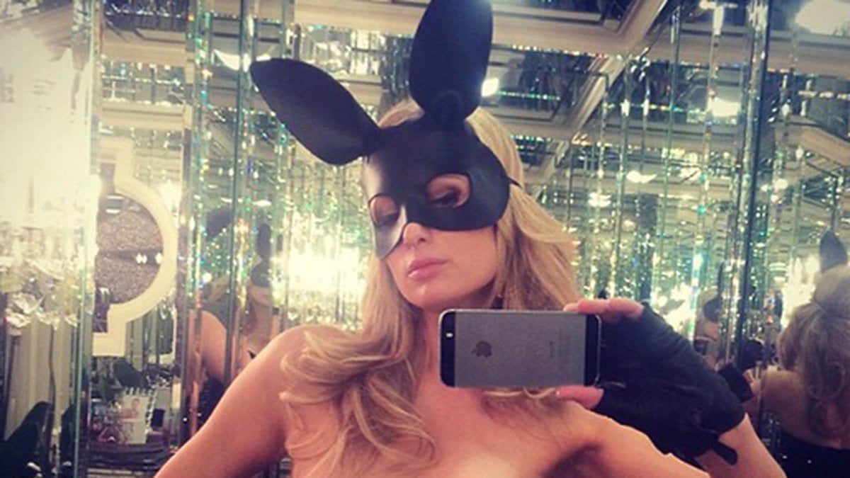 Paris Hilton är maskerad. 