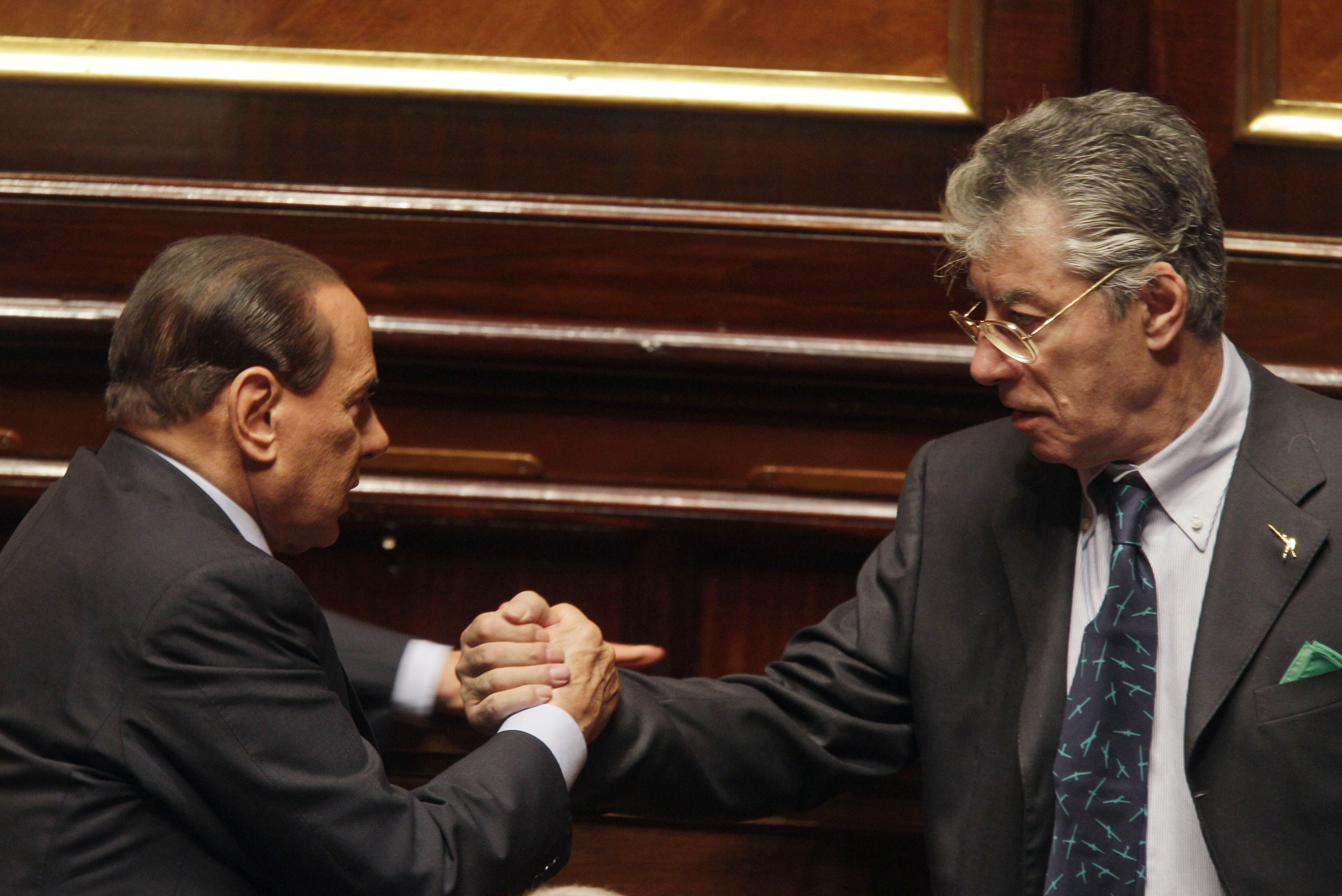 Umberto Bossi och Silvio Berlusconi i senaten. Nu är det dock kallt mellan Italiens grusgrabbar.