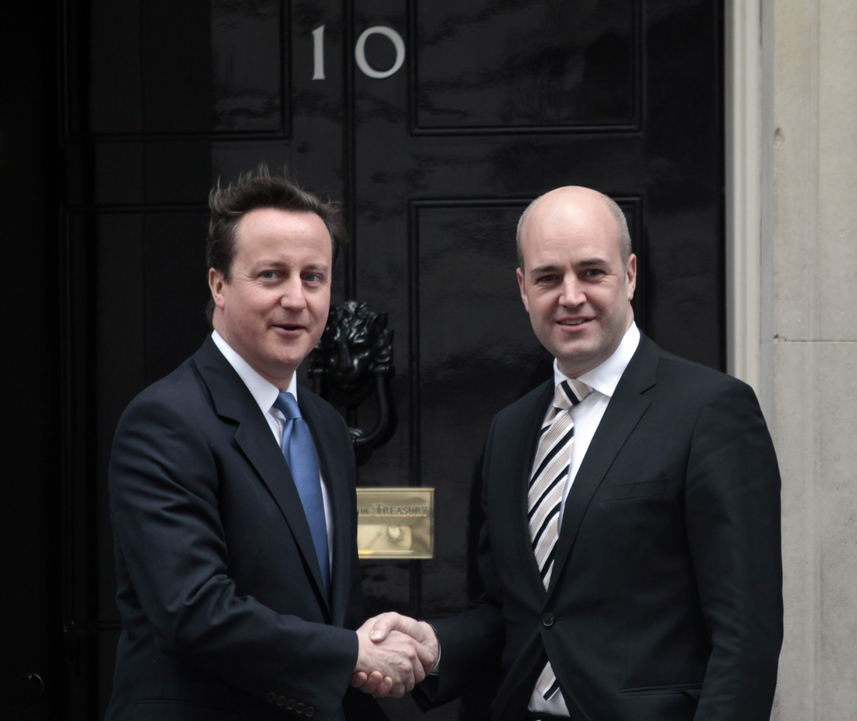 Reinfeldt, här med Storbritanniens premiärminister, David Cameron, tycker att bilden av svenskt rättsväsende är missvisande.