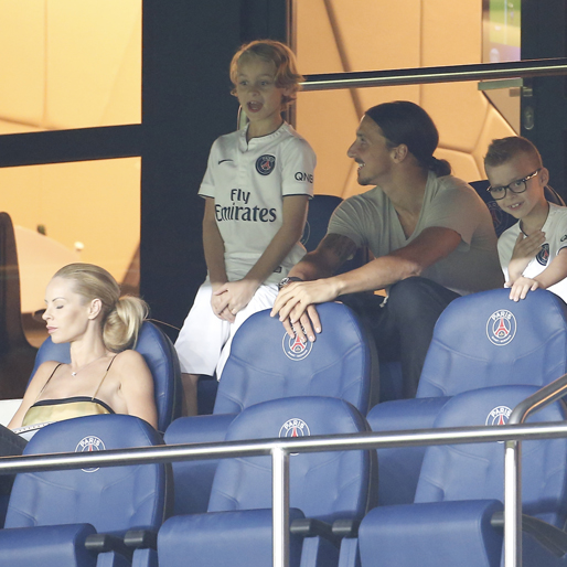 Helena Seger, Zlatan Ibrahimovic och sönerna Maximillian och Vincent kollar på fotboll i Paris. Helena Seger, Zlatan Ibrahimovic och sönerna Maximillian och Vincent kollar på fotboll i Paris.