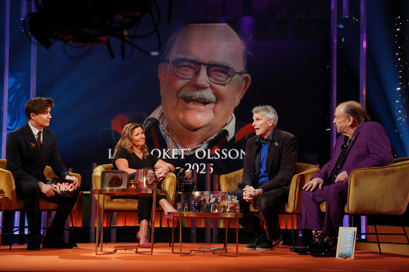 Programledarna Daniel Norberg och Lotta Engberg med journalisten Christian Olsson och artisten Olle Jönsson.