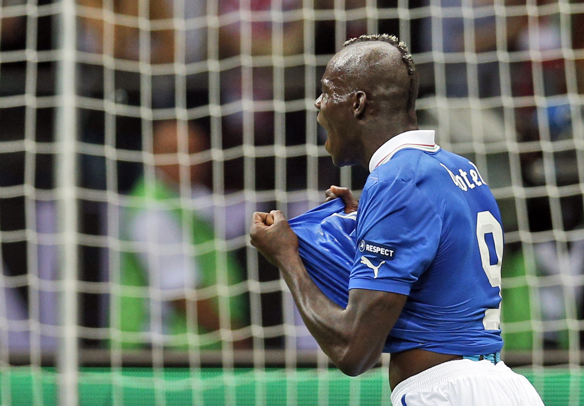 Mario Balotelli firar sitt 1–0 för Italien.