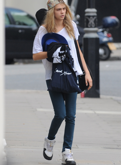 Cara Delevingne ser lite trött ut. Cara Delevingne ser lite trött ut.