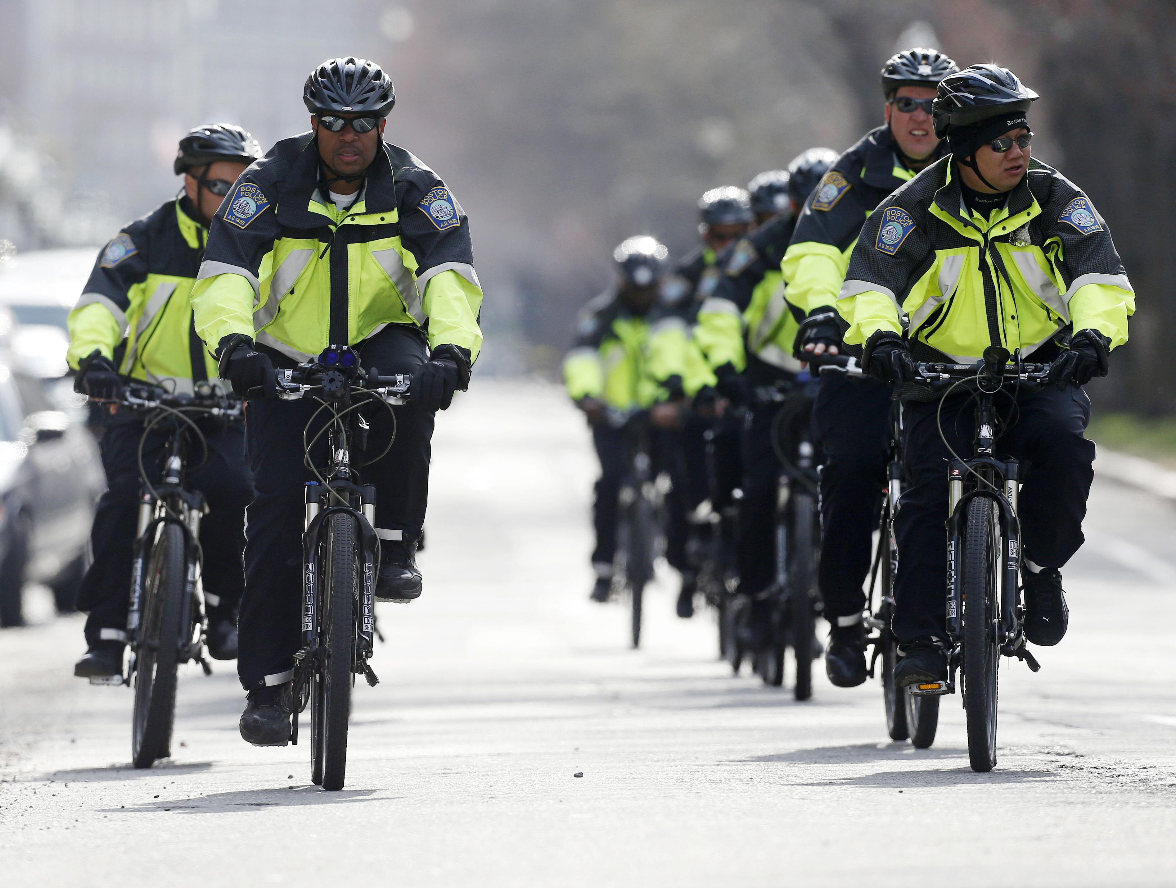 Polisen i Boston patrullerar området med cykel. Polisen i Boston patrullerar området med cykel.