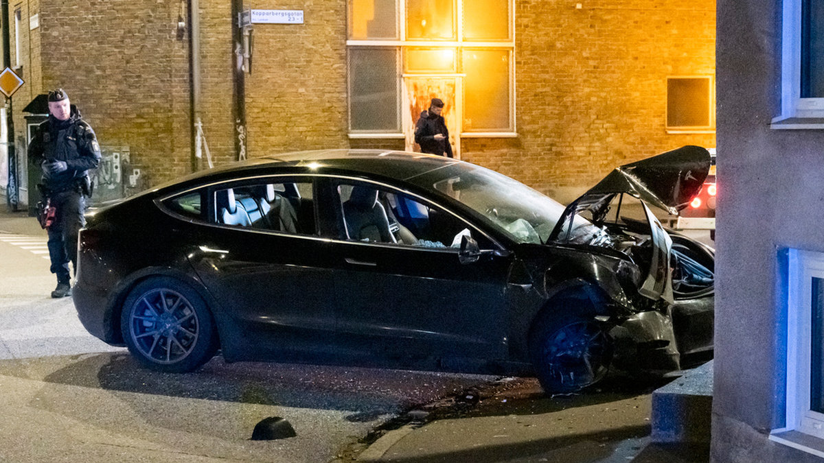 En bil som misstänks ha hyrts med fel identitetshandling kraschade in i ett hus i Malmö. Bakom ratten satt en 14-åring.