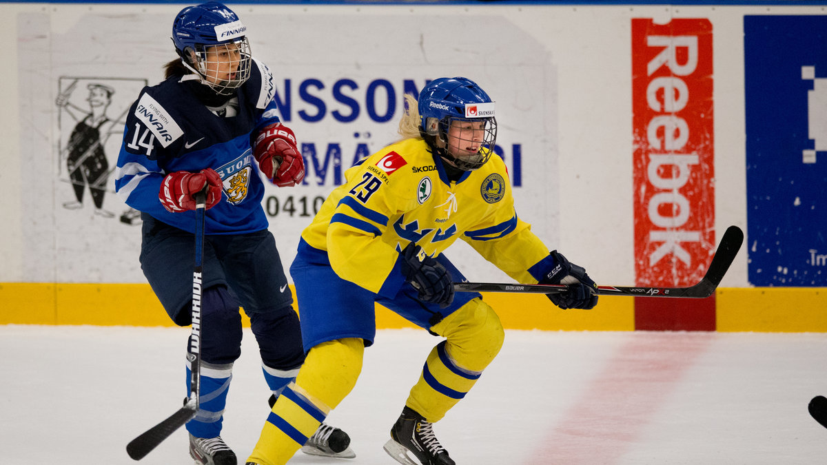 Finlands Niina Mäkinen och Sveriges Olivia Carlsson under damkronornas träningslandskamp. 