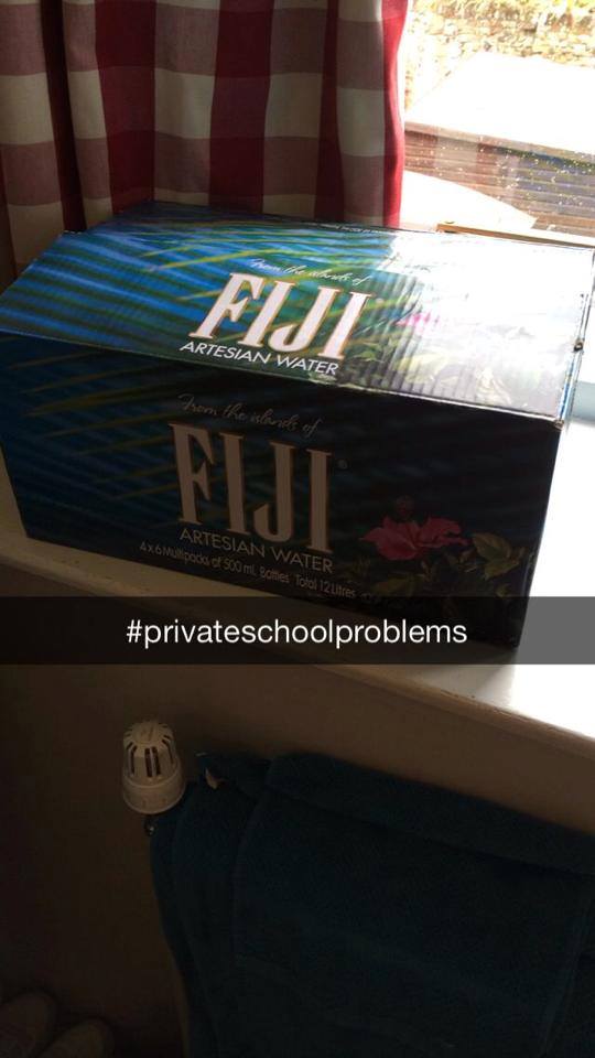 Eller dricka exklusiva saker på skolan. Eller dricka exklusiva saker på skolan.