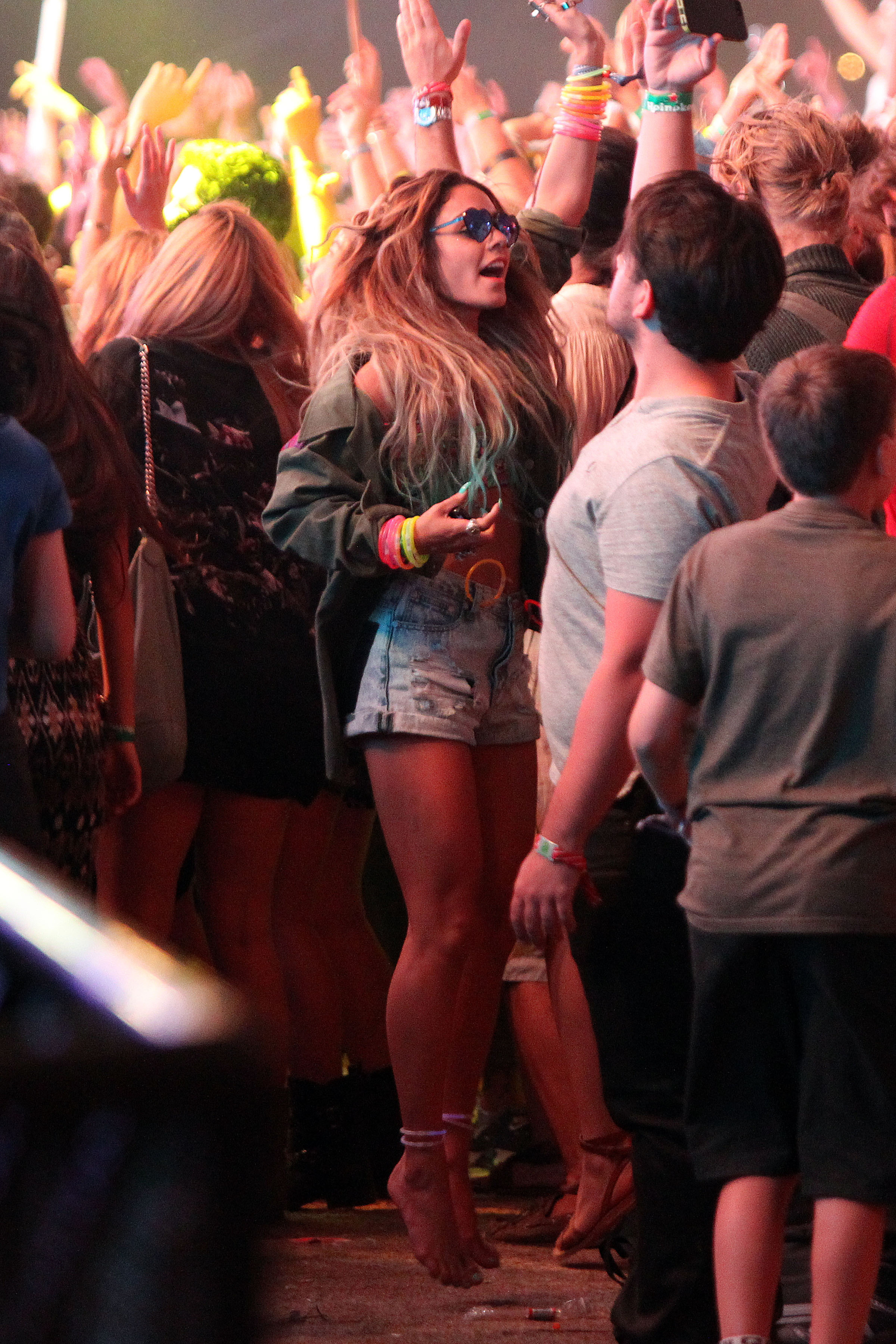 Vanessa Hudgens hoppade till musiken. Vanessa Hudgens hoppade till musiken.