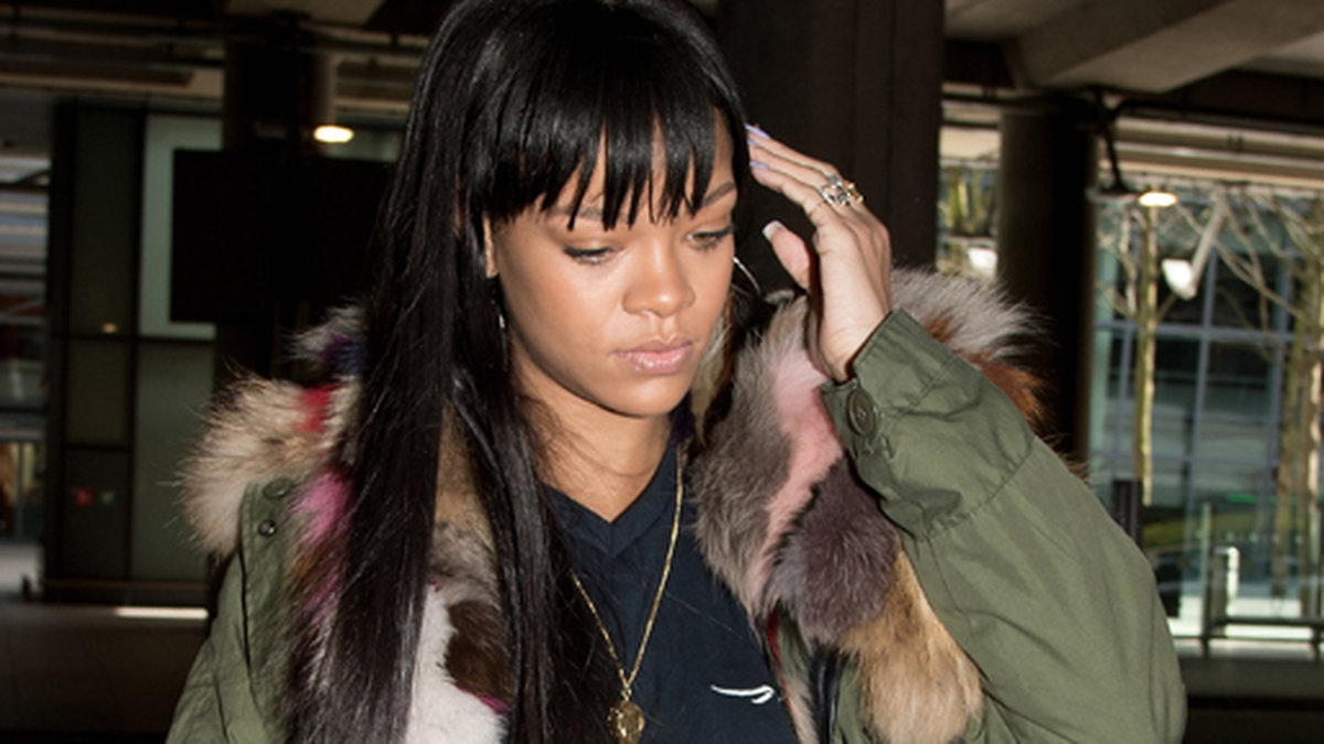 Rihanna anländer till London. 
