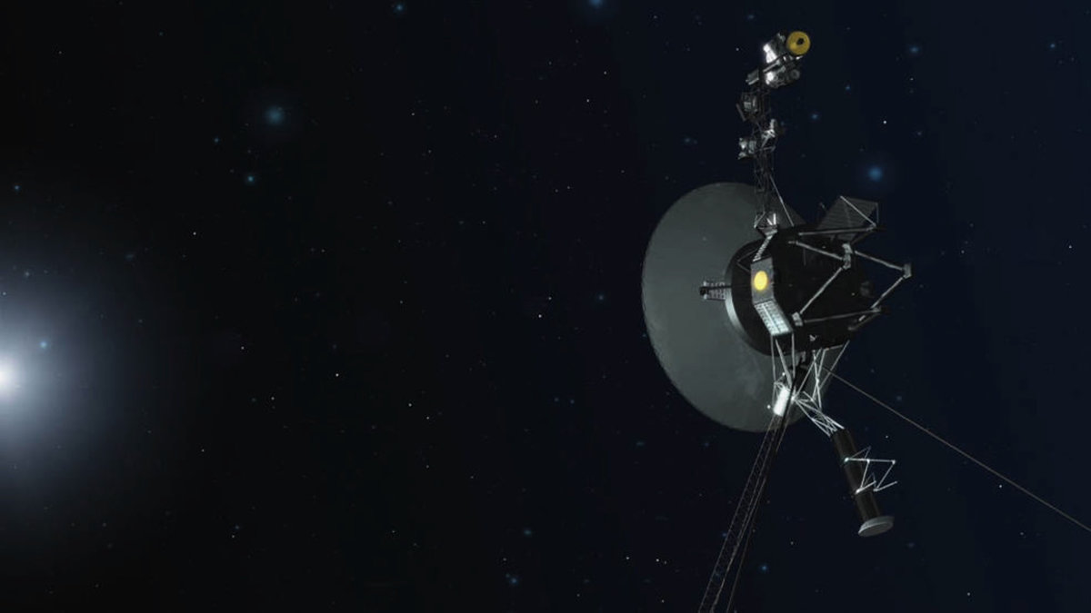 Voyager 1 på sin resa i Vintergatan på en illustration från Nasa. Rymdsonden har börjat sända tillbaka obegripliga meddelanden till jorden. Arkivbild.