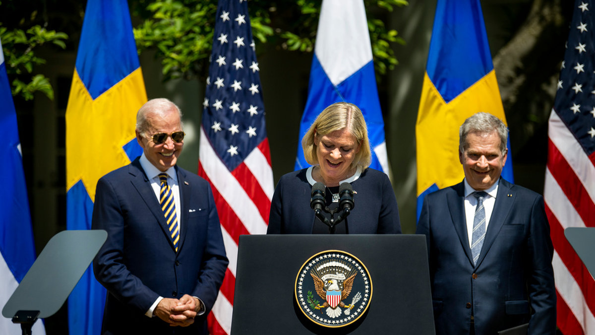 USA:s president Joe Biden och hans finländske kollega Sauli Niinistö lyssnar på statsminister Magdalena Andersson. Bilden togs i Vita Husets rosenträdgård i torsdags.