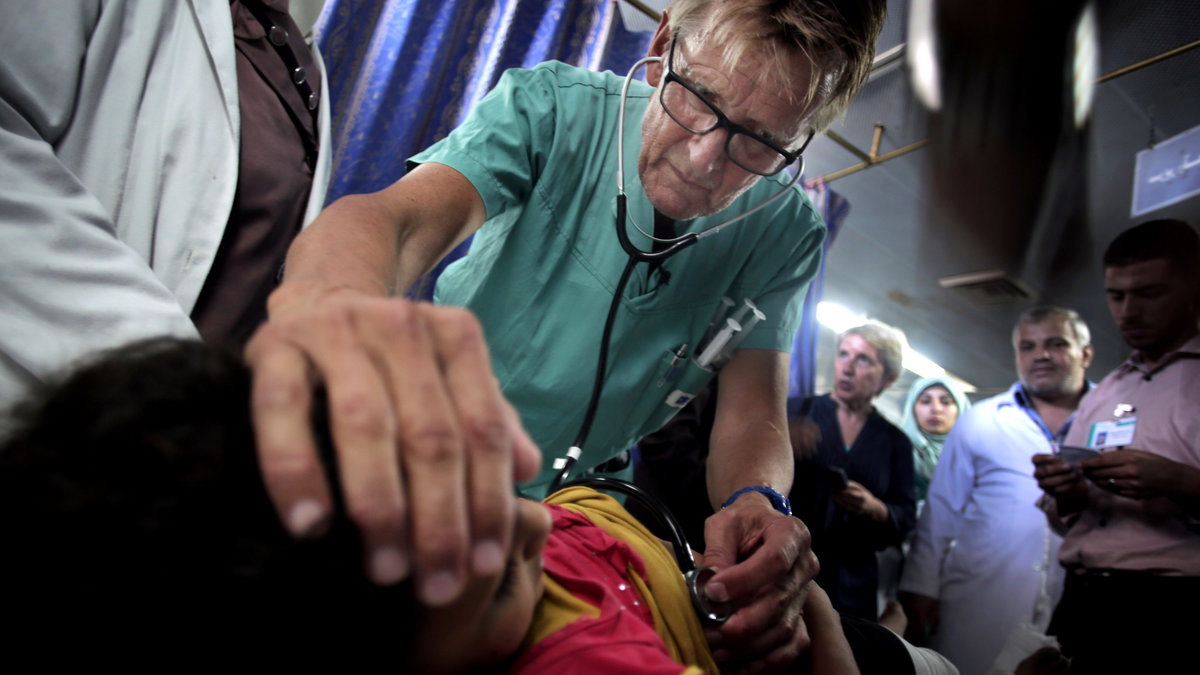 En norsk volontärdoktor försöker rädda livet på en palestinsk flicka. 