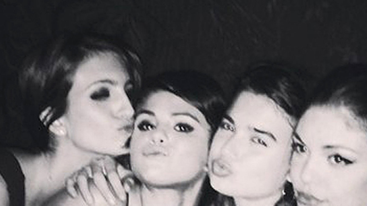 Selena Gomez har en helkväll med sitt tjejgäng. 