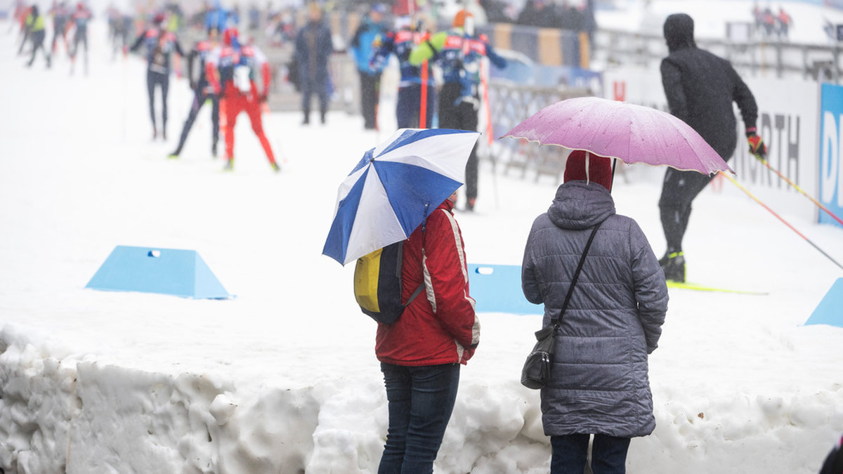 I plusgrader och regn går det allt tyngre att åka skidor under skidskytte-VM i Nove Mesto.