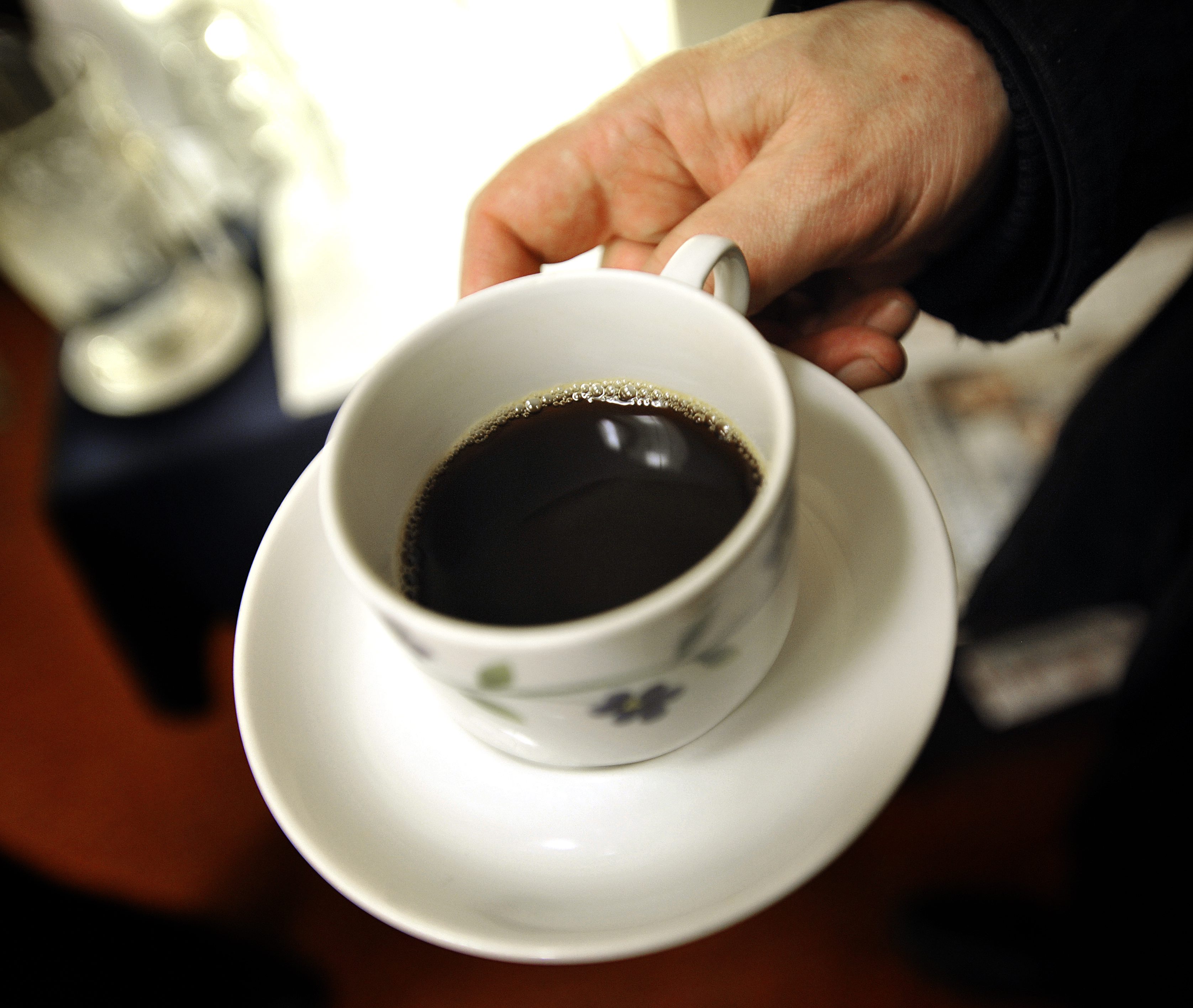 På Lundagrupperna kan yngre demenssjuka träffas och snacka om sina problem över en kaffe.
