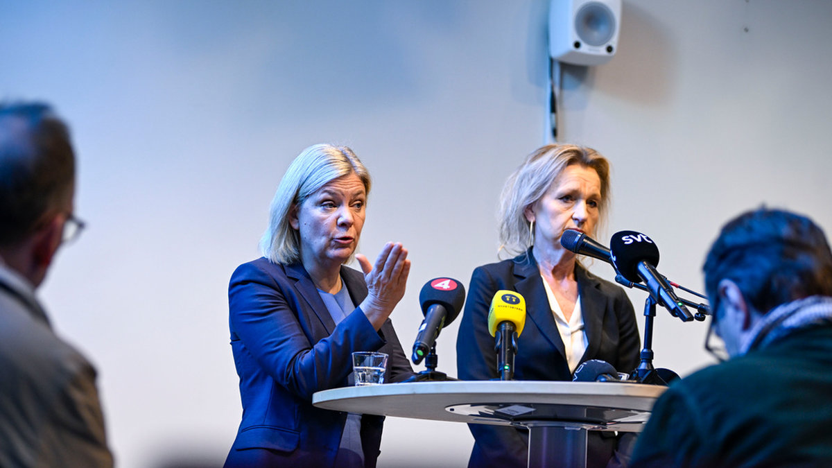 Statsminister Magdalena Andersson (S) och kommunstyrelsens ordförande Boel Godner (S) under en pressträff vid statsministerns besök i Södertälje på tisdagen.