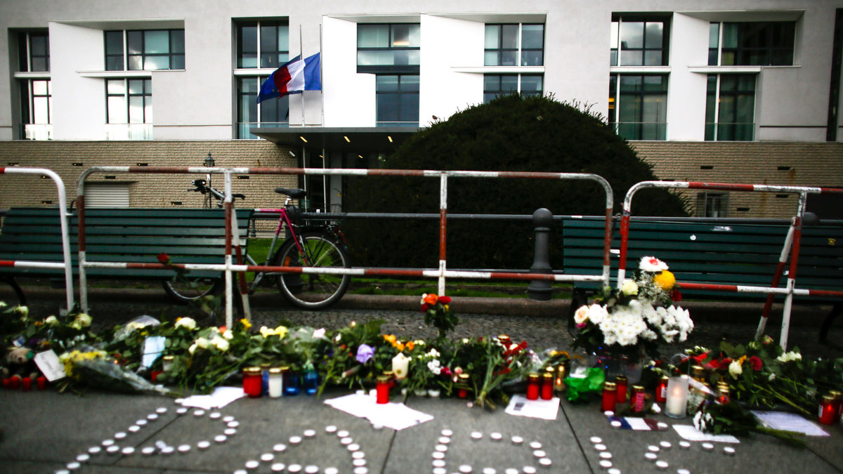 Utanför franska ambassaden i Berlin