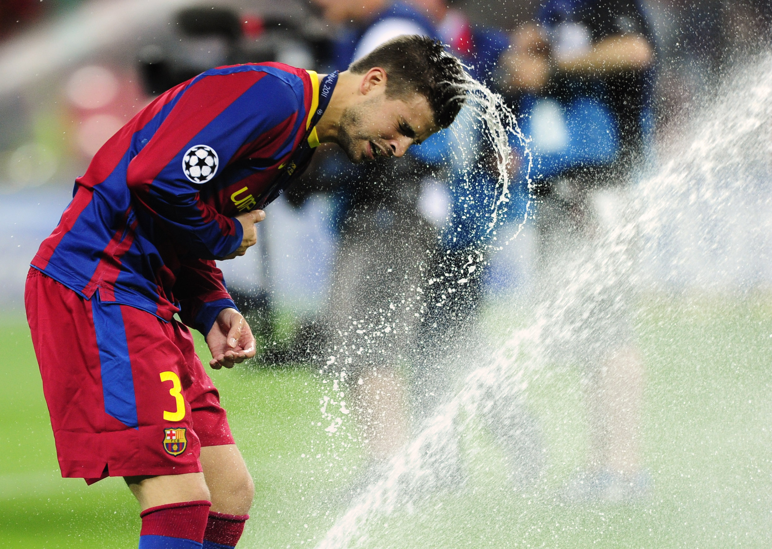 Gerard Piqué kyler av huvudet under firandet. Gerard Piqué kyler av huvudet under firandet.