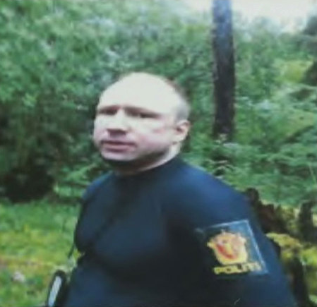 Här är en bild på Breivik kort efter att han greps på Utöya. Bilden är tagen av den norska insatsstyrkan.
