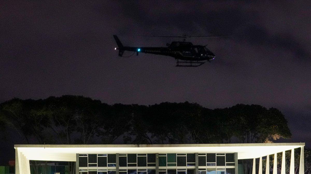 En polishelikopter flyger över presidentpalatsen Planalto.
