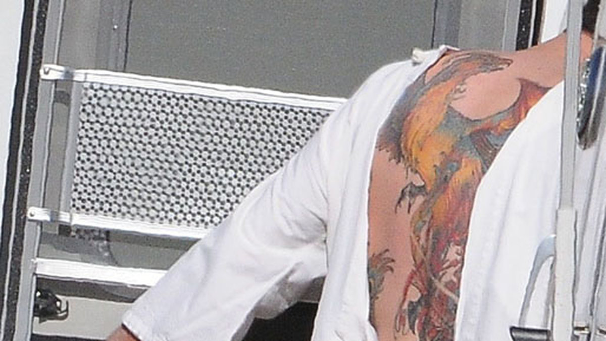 Ben Affleck visar sin tatuering under inspelningen av Live by night. 