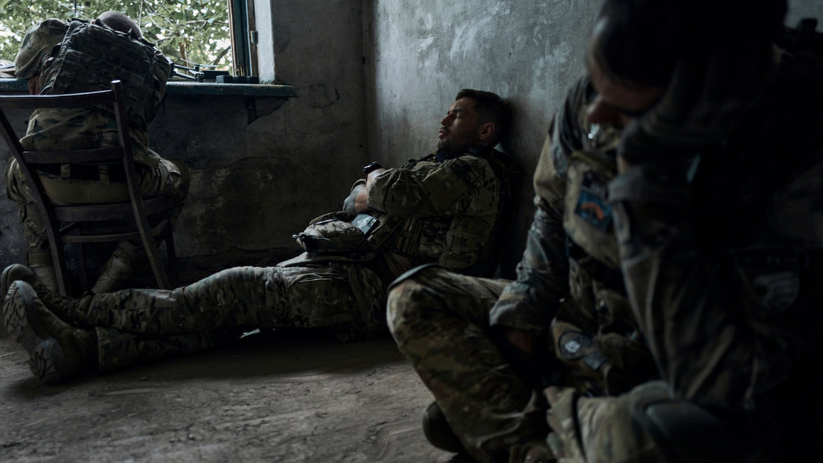 Ukrainska soldater vilar vid fronten i Zaporizjzja i juli 2023.