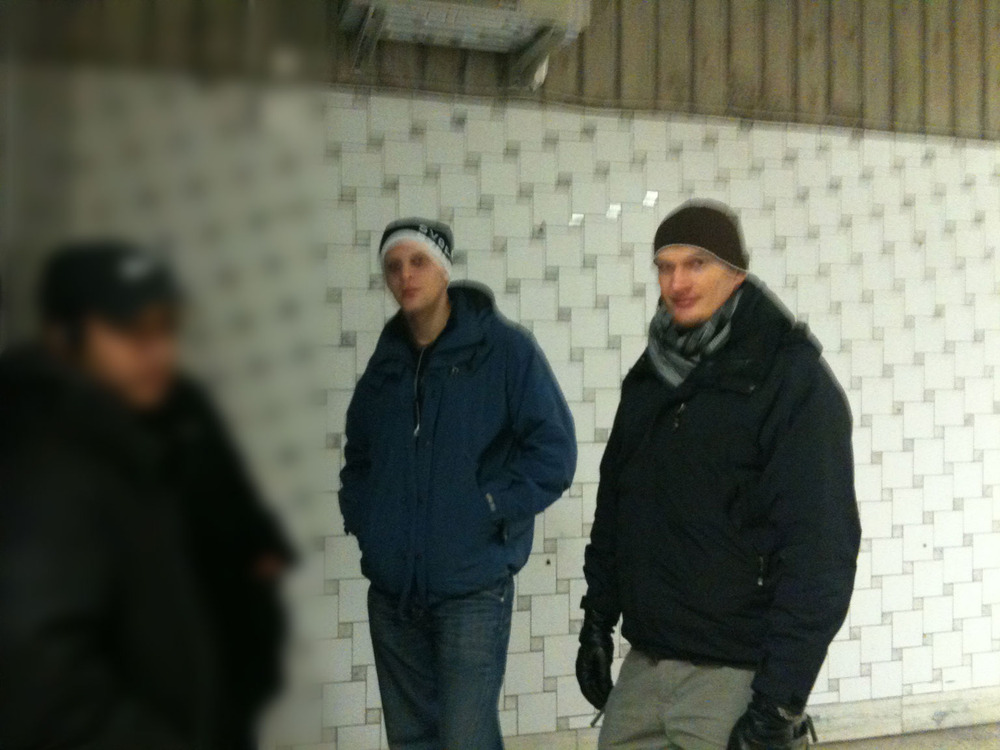 Polisen Martin Bergström, (t.v.) som tillsammans med sin kollega Carl Larsson (t.h.) gjorde ett kontroversiellt ingripande mot journalisten Jesper Nilsson vid Hornstulls tunnelbanestation, frias på samtliga åtalspunkter.