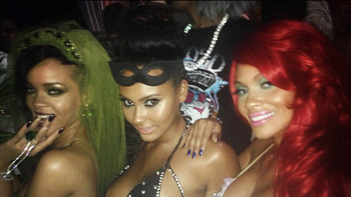 På Halloween klädde Rihanna ut sig till marijuana. 