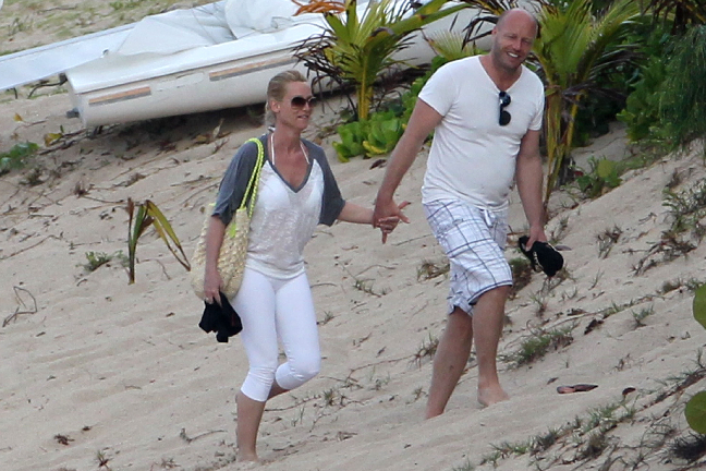 Nicolette Sheridan, som en gång var tillsammans med svenska Nicklas Söderblom, går i sina kollegors fotspår på St. Barths tillsammans med sin pojkvän. Nicolette Sheridan, som en gång var tillsammans med svenska Nicklas Söderblom, går i sina kollegors fotspår på St. Barths tillsammans med sin pojkvän.