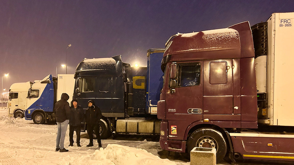 Ukrainska lastbilschaufförer väntar vid en blockerad gränsövergång vid Korczowa, Polen.