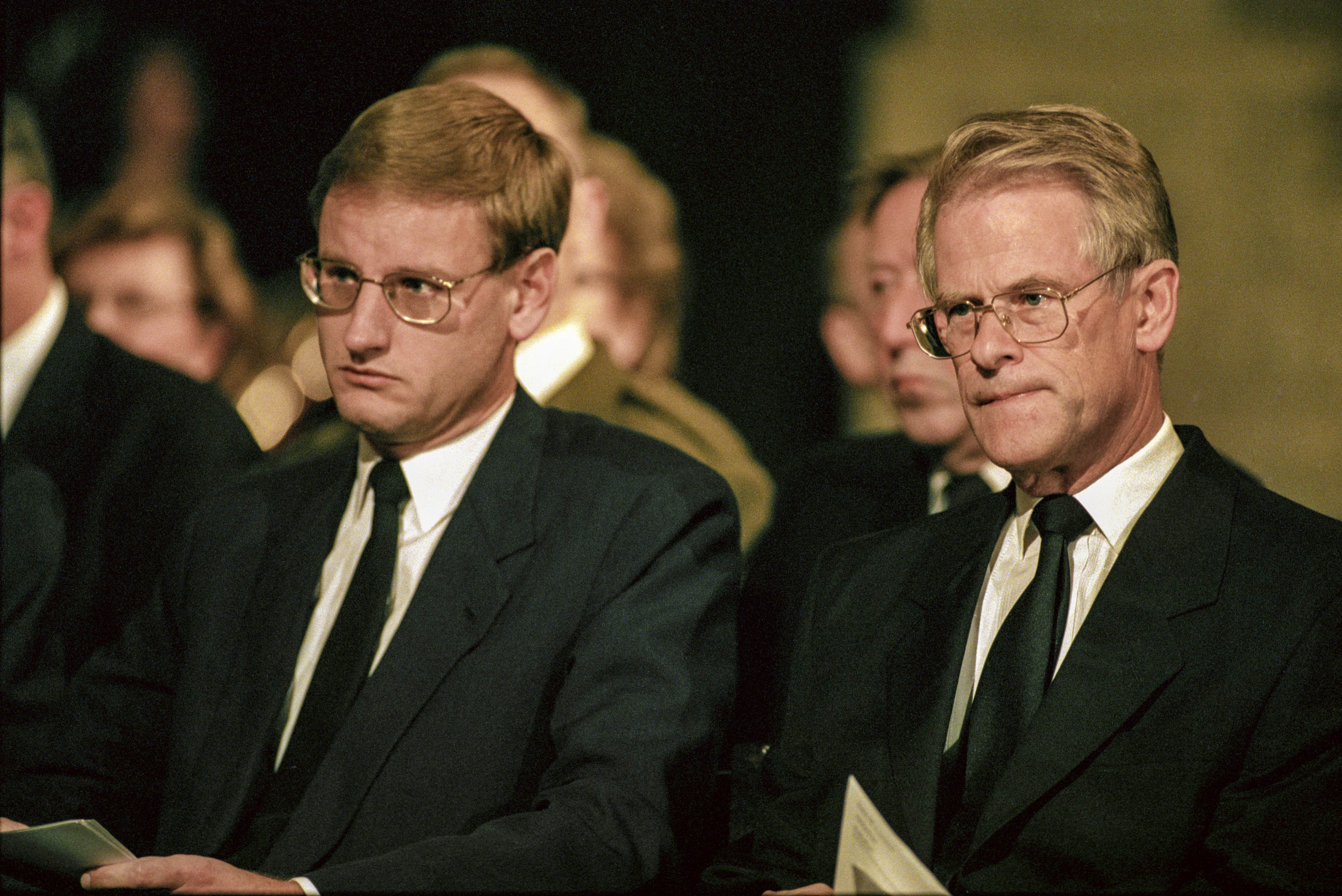 Den vid tillfället avgående statsministern Carl Bildt och tillträdande statsminister Ingvar Carlsson under en minnesgudstjänst. 