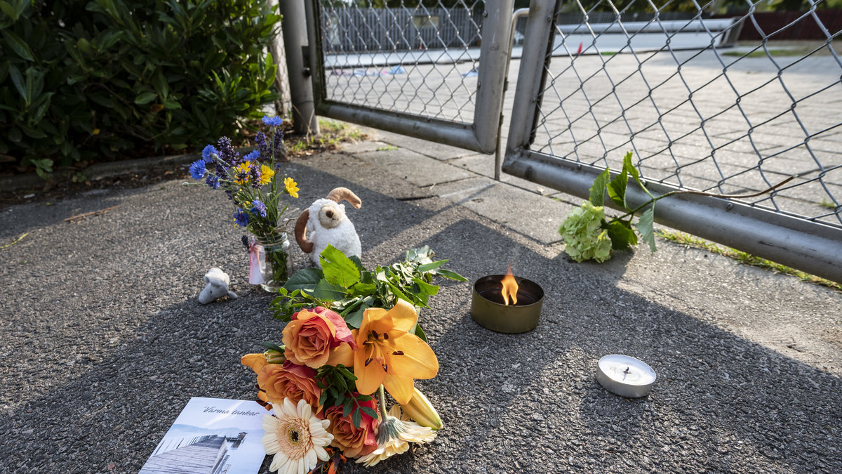 Blommor, ljus och nallar utanför simbassängen vid Tångvallaskolan i Skanör-Falsterbo där en pojke drunknade.