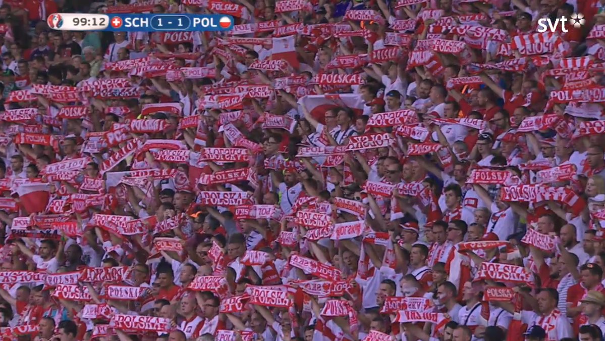"Polska"-halsdukar överallt.