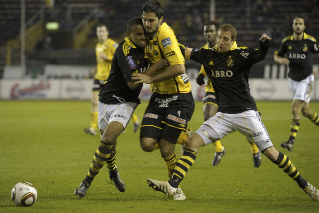 Walid Atta och Kenny Pavey i kamp med skyttekungen Denni Avdic. Walid Atta och Kenny Pavey i kamp med skyttekungen Denni Avdic.