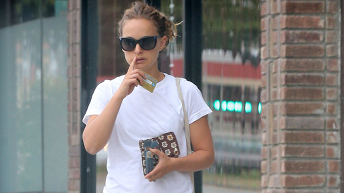 Natalie Portman är på väg till sin Pilates. 
