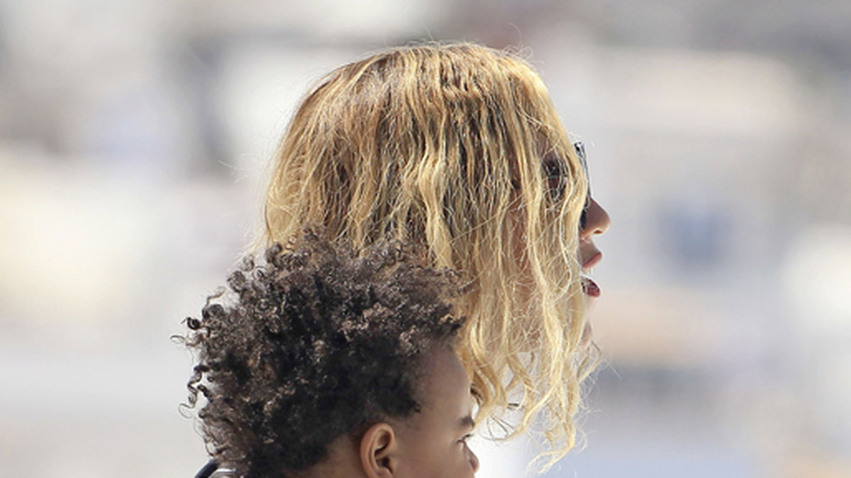 Beyoncé ser ut att vara klippt och skuren för mammarollen då hon vant bär omkring på Blue Ivy.
