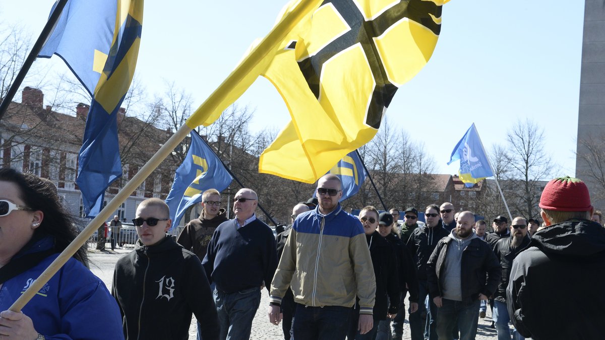 Enligt uppgift har Svenskarnas parti samlat omkring 200 demonstranter. 
