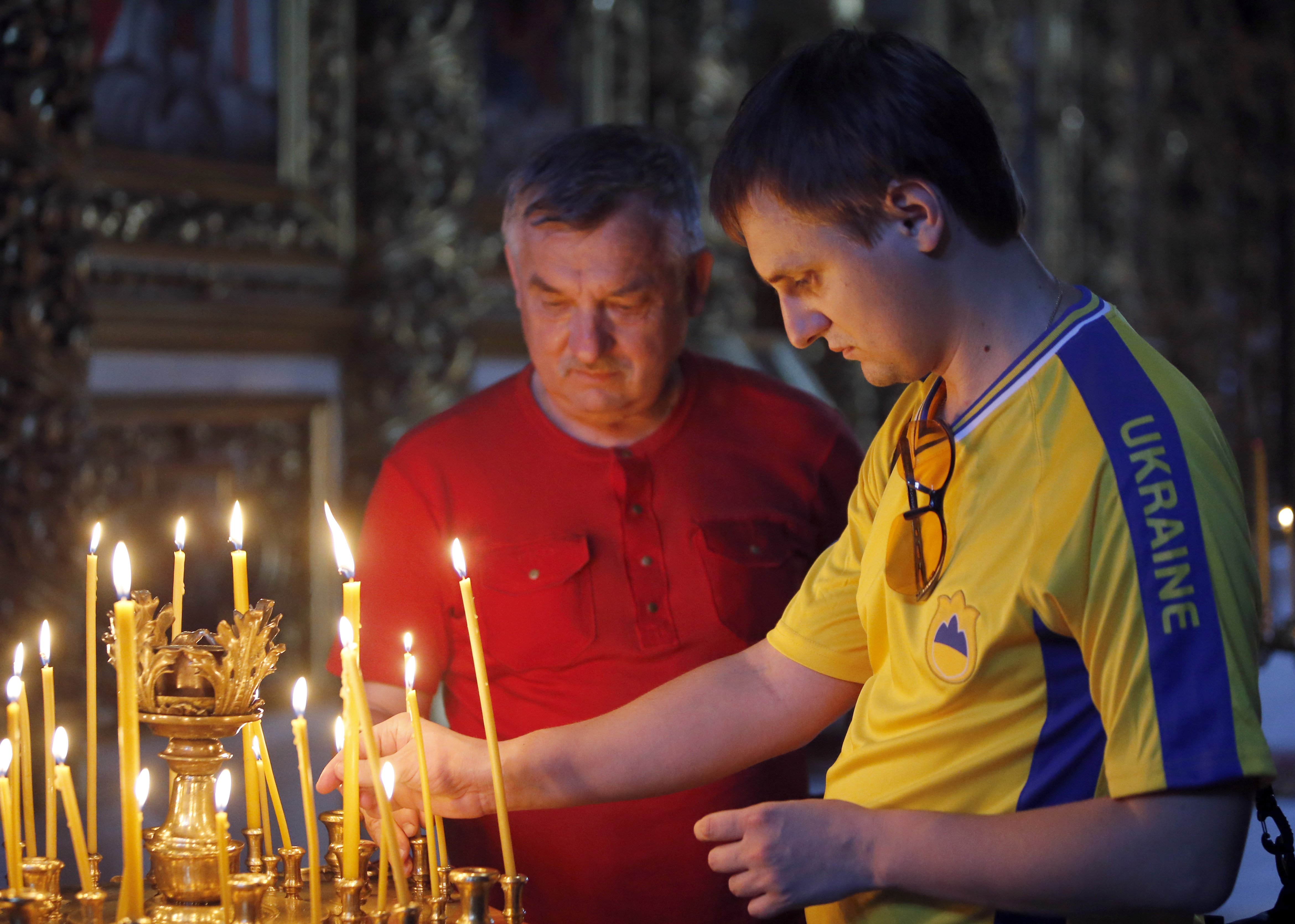 Flera ukrainska fans samlades i kyrkan inför matchen för att be för seger.