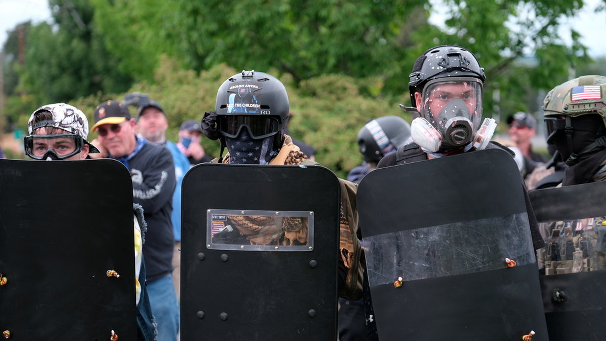 Den milisliknande gruppen Proud Boys är en del av en högerextrem rörelse i USA som hamnat i blickfånget i samband med stormningen av kongressen. Här ses de göra sig redo för sammandrabbningar med antifascistiska demonstranter i Portland förra hösten.