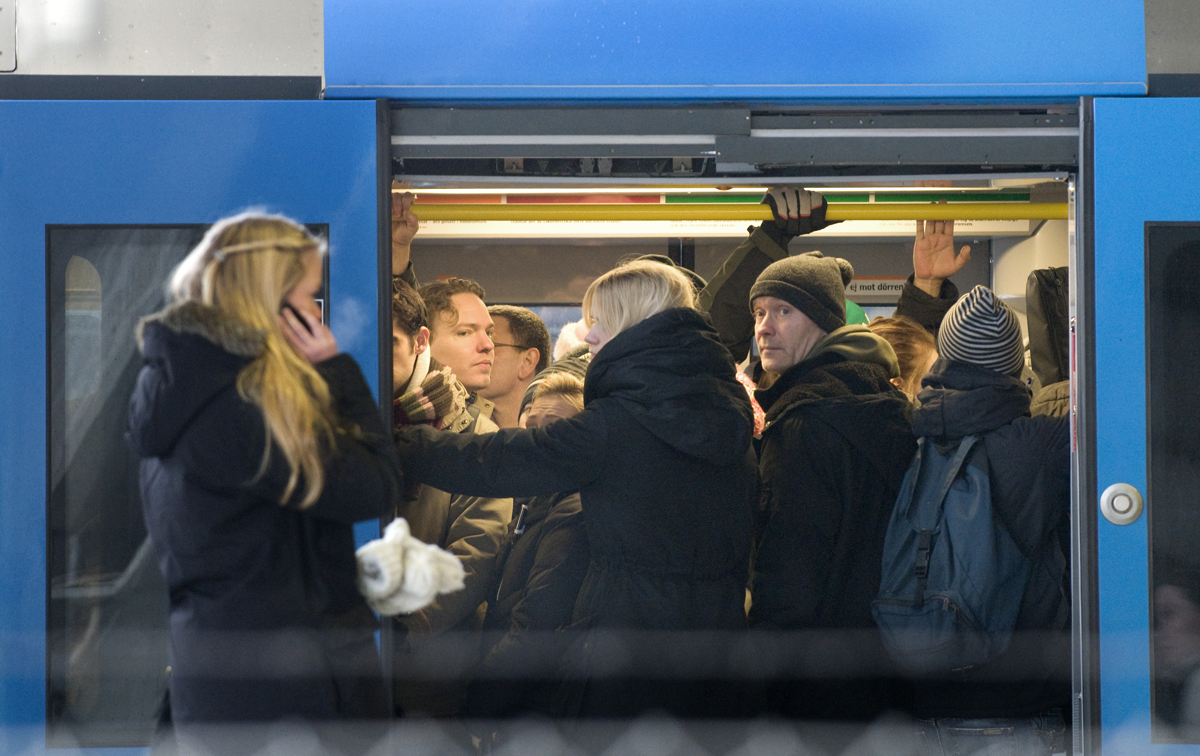 Fullt kaos råder i Stockholms tunnelbana efter att nästan alla ovanjordgående spår isat igen.