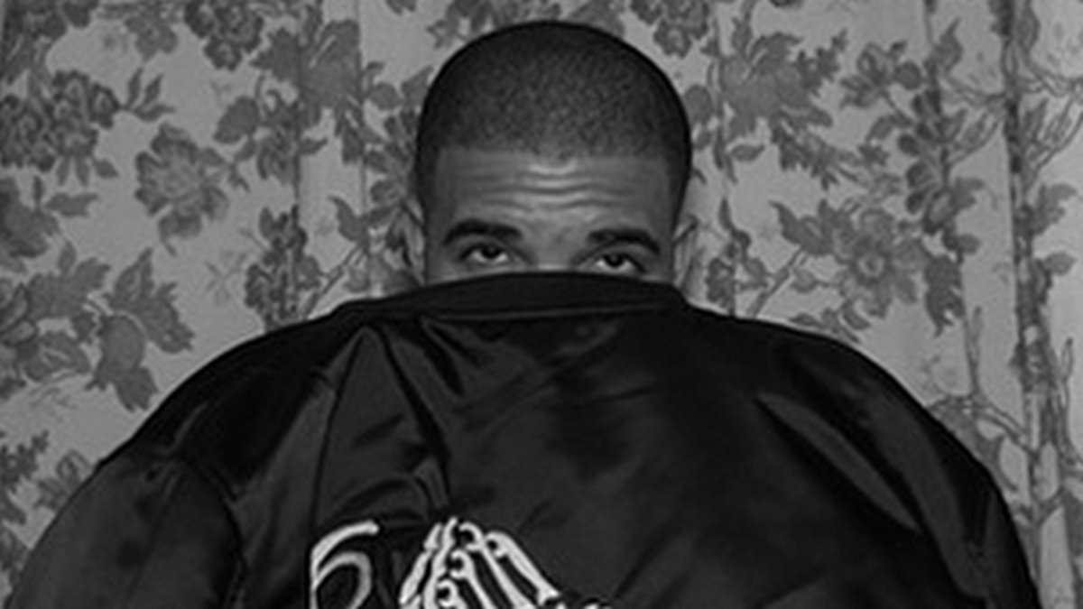 Drake gömmer sig bakom sin jacka. 