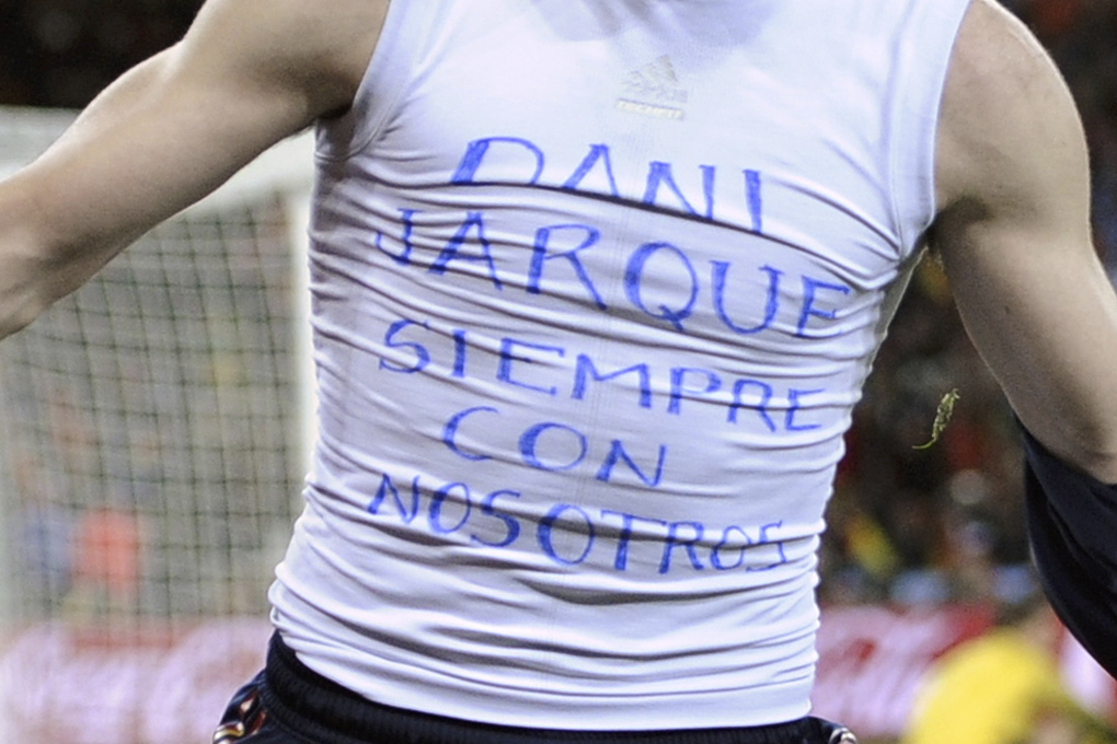 Andres Iniesta visar upp en tröja som hyllar Jarque.