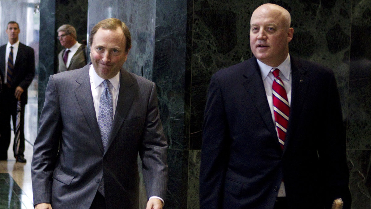 Bill Daly, höger, var besviken efter nya förhandlingar utan framgång. På bilden syns även ligachefen Gary Bettman.